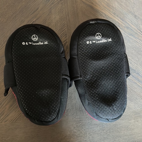 5/$25- Star Wars Darth Vader boys slippers size L 4/5 - Picture 2 of 2